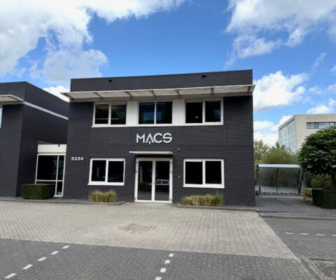 Macs kantoor renovatie en inrichting in Son en Breugel - gebouw